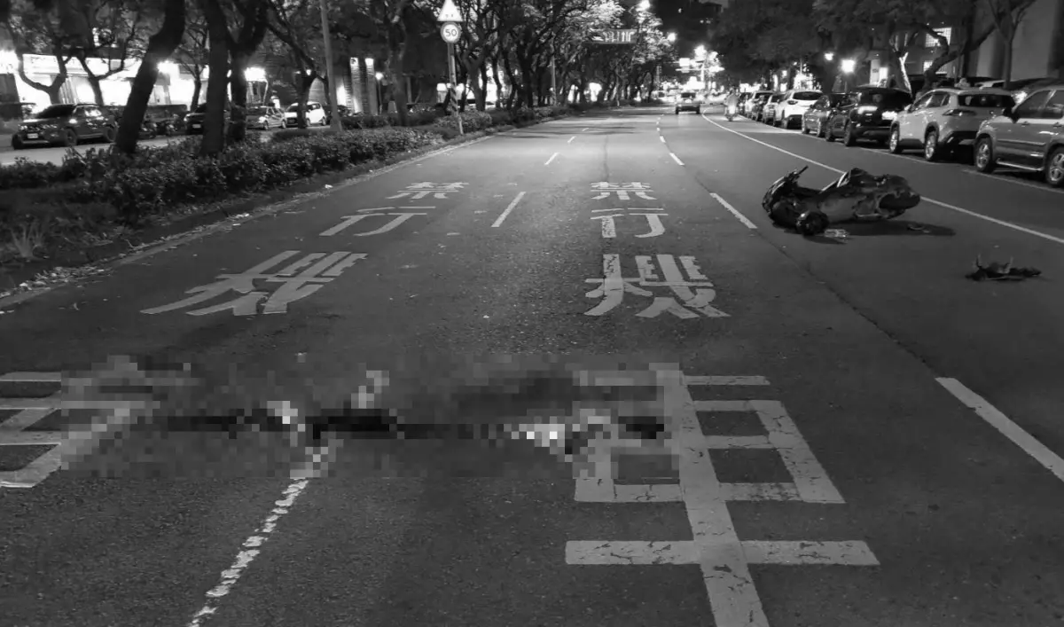 ▲一名21歲騎士騎車行經忠誠路一段、德行東路132巷7弄路口，與77歲老婦發生碰撞，婦人撞飛數公尺遠倒地，當場失去生命跡象。（圖／翻攝畫面）