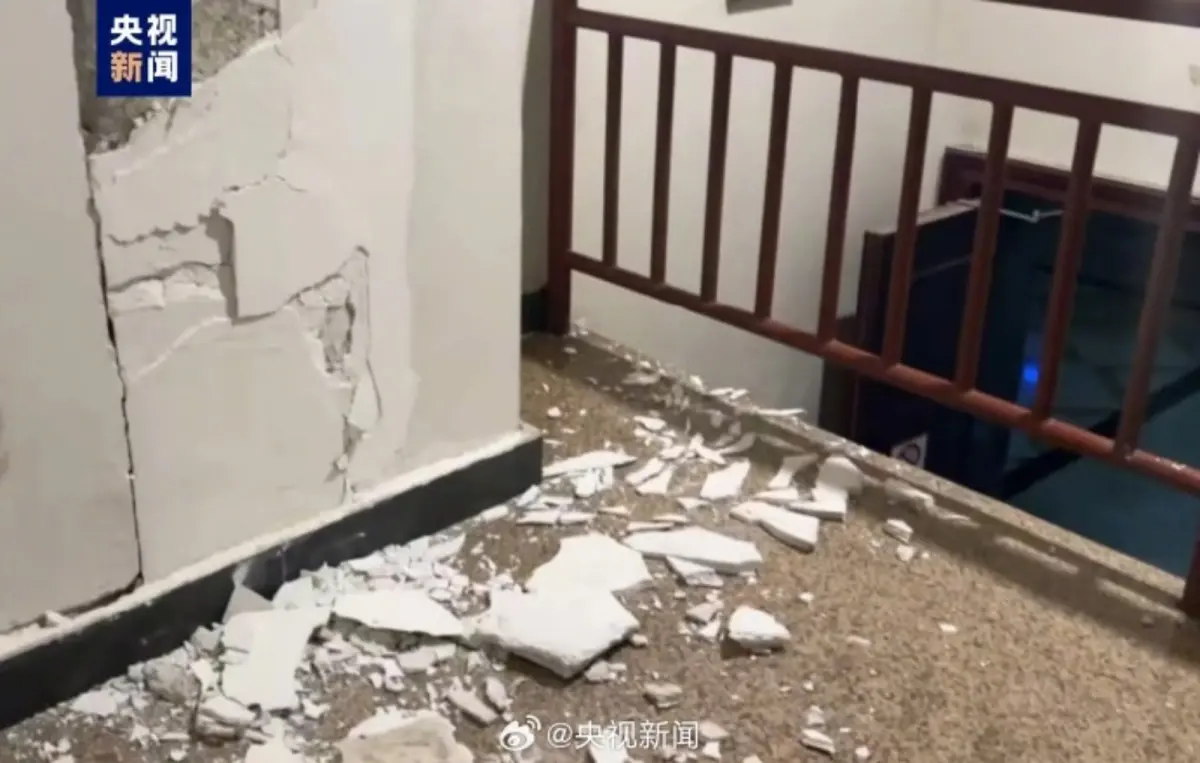 ▲中國新疆維吾爾自治區23日凌晨，發生芮氏規模7.1的淺層地震，有房屋受損或倒塌。（圖／翻攝自央視新聞微博）