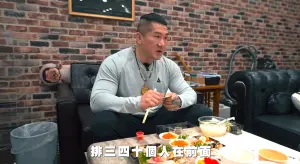 ▲館長透露工作人員前往購買餐點時,前方有30幾人正在排隊,現場也有許多網紅到店開箱,熱度非常高。(圖/館長YT) ▲館長透露工作人員前往購買餐點時,前方有30幾人正在排隊,現場也有許多網紅到店開箱,熱度非常高。(圖/館長YT)