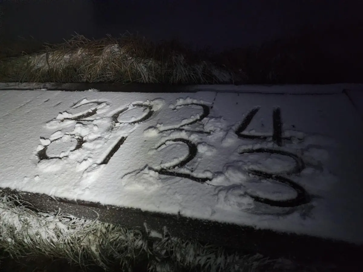 ▲陽明山暌違3年降下白雪，截至今早積雪達2公分，未來1天半還有利降雪持續，七星山最高積雪量預估可達5公分。（圖／文化大學大氣系提供）