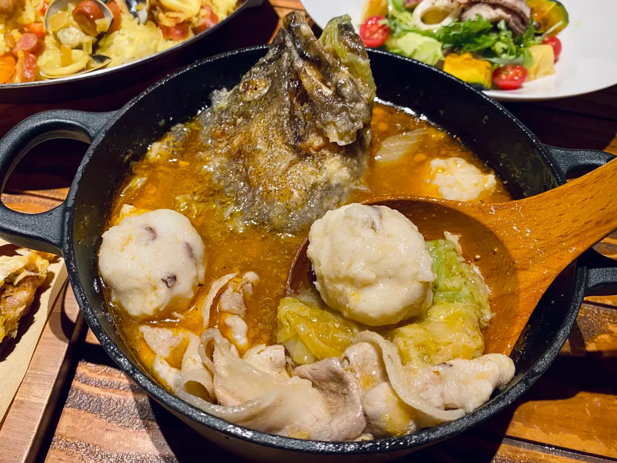 ▲春節面對各式美食，醫師提醒尚未洗腎的腎臟病患者，應避免喝湯、少吃肉、水喝夠。（圖／記者蕭涵云攝）