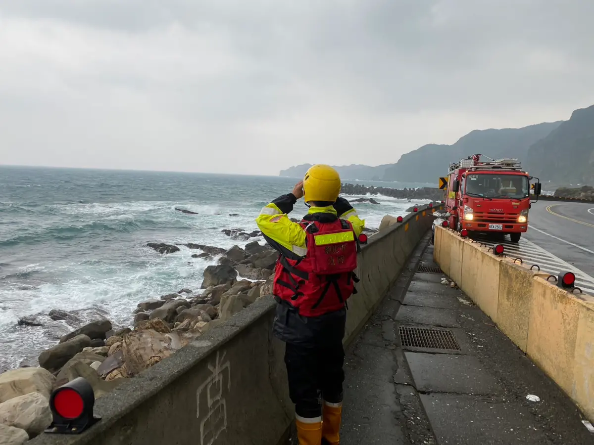 ▲針對海邊即時長浪伴隨持續低溫，新北市政府消防局呼籲避免水域活動。（圖 ／新北市政府消防局第六救災救護大隊提供）