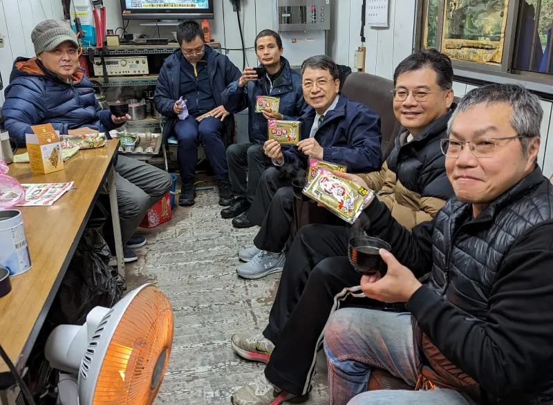 寒流襲捲台灣頭   基隆市府提供薑茶及暖暖包暖心公車駕駛