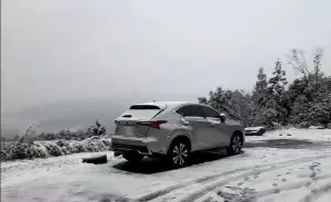 寒流襲全台烏來山區也下雪了!新北警加強沿線注意、交通管制