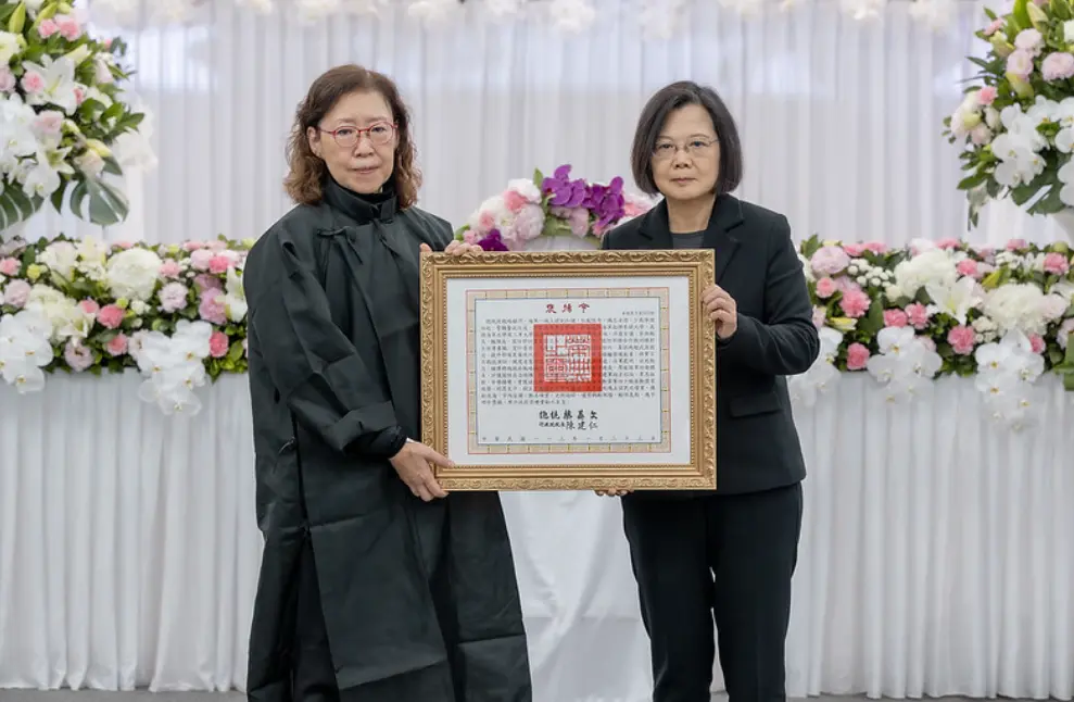 ▲蔡英文頒贈「總統府戰略顧問、海軍一級上將劉和謙褒揚令」。（圖／總統府提供）