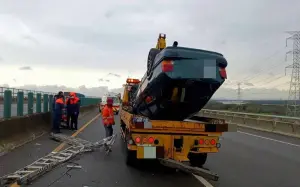 鋁梯掉落國3上！釀後車閃避不及1爆胎1翻覆　彰化路段一度回堵
