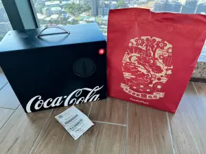 ▲一位民眾到全家購買福袋,結果幸運抽中9獎全家專屬獎,是一個可口可樂的手提箱,相當實用。(圖/) ▲一位民眾到全家購買福袋,結果幸運抽中9獎全家專屬獎,是一個可口可樂的手提箱,相當實用。(圖/)
