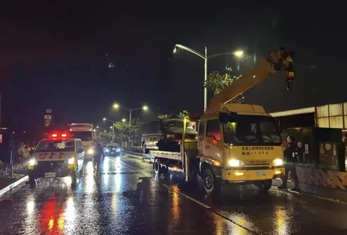 ▲桃園市大園區一名陳姓男子在民生南路協助道路救援拖吊作業時，疑似氣溫驟降，陳男突然倒地昏迷不醒，一旁警方見狀發現陳男已無呼吸心跳，立即施予CPR救援。（圖／翻攝畫面）
