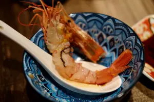 ▲超派極上丼裡的阿根廷天使紅蝦，可惜有一尾的腸泥並未去除。（圖／記者葉盛耀攝）