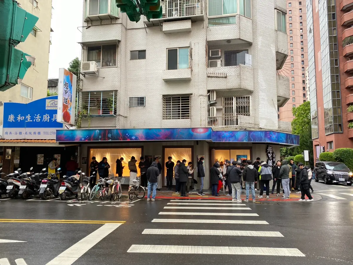 ▲超哥「超甲組海鮮丼飯」已連續多天都出現排隊人潮，其所在的北市東區延吉街是餐飲戰區，店面租金也超派，14坪店面月租金破8萬5000元最貴。（圖／記者葉盛耀攝）