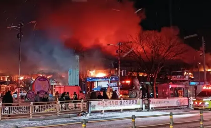 ▲韓國忠清南道的舒川水產特化市場發生重大火災，造成227家店鋪被燒毀， （圖／翻攝自朝鮮日報）