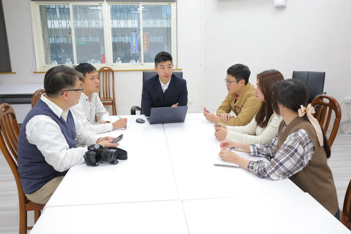 ▲基隆Podcast團隊會議，由市府發言人余治明(中)與市府同仁進行節目企劃討論。（圖 ／基隆市政府提供）