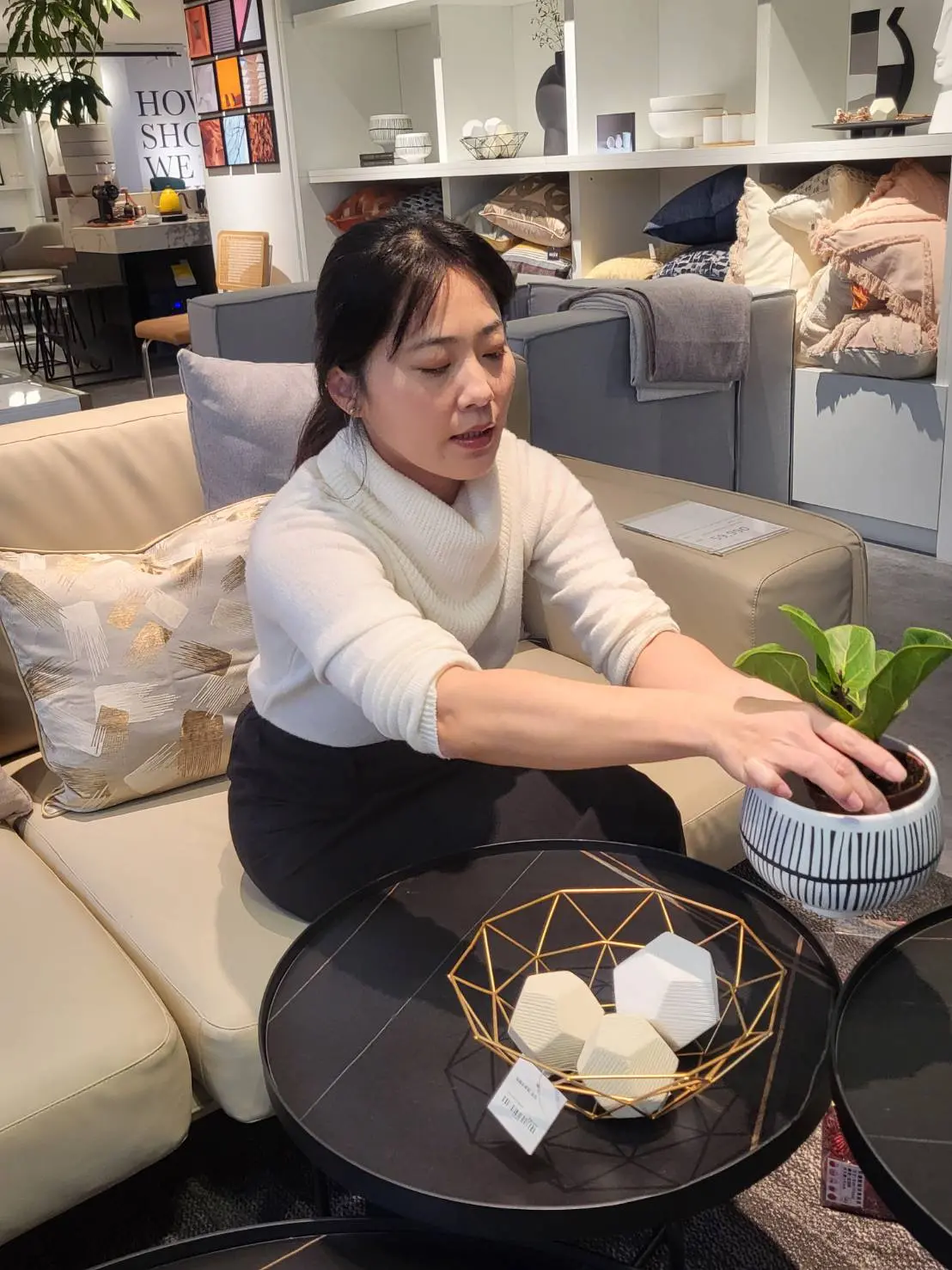 ▲家飾師陳怡秀示範寬口花器在居家布置上十分好用，新手也不怕搞砸。（圖／MiiX提供）