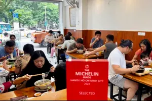 超哥飛越南吃河粉！當地民眾目擊「米其林餐廳」　店內這道最特別
