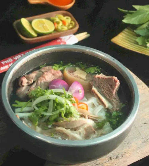 ▲除了一般牛肉河粉，米其林指南還建議來到「Pho Vietnam Restaurant」可以點份 phở thố đá（石鍋河粉）。（圖／翻攝Google Map）