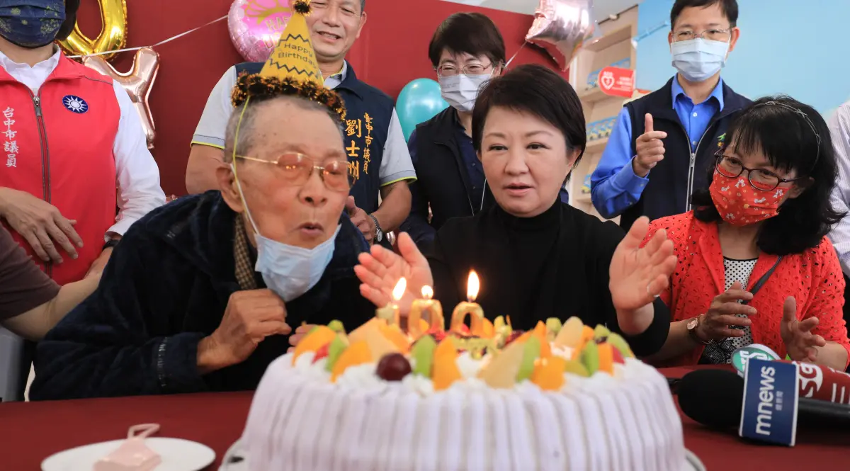▲台中市長盧秀燕去年1月為彩虹爺爺100歲慶生。（圖／台中市政府提供，2024.01.23）