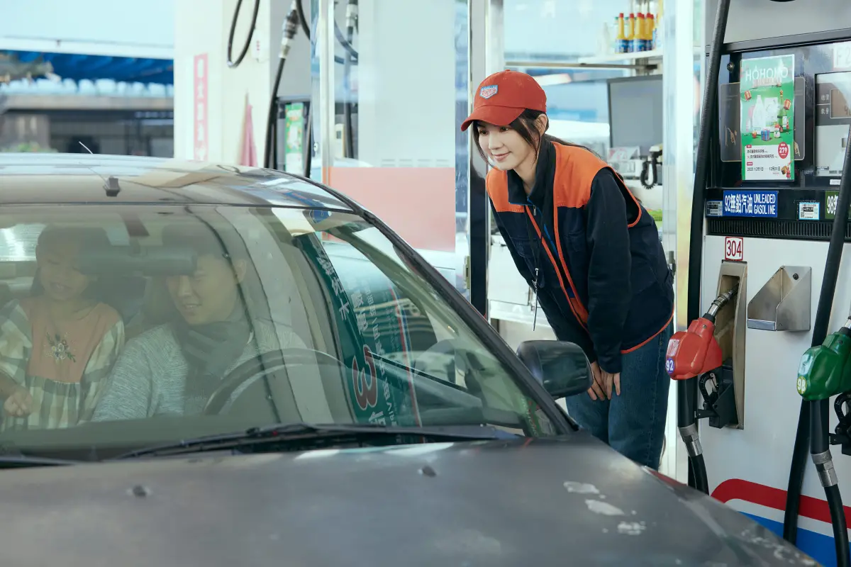 ▲ Ella在歌曲〈南方的月亮〉MV中，飾演加油站的員工，好友陳意涵則是飾演搶匪。（圖／勁樺娛樂提供）