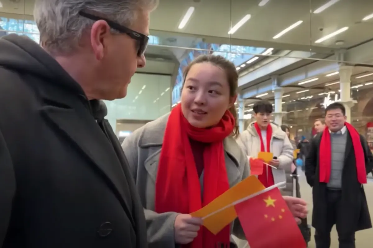 ▲英國鋼琴家卡瓦納（Brendan Kavanagh）日前在倫敦的車站直播演奏時，有幾位手持五星旗的中國民眾入鏡，之後這幾位中國民眾前來交涉，堅稱自己有肖像權不想被拍到，要求卡瓦納結束直播，雙方爆發爭執，甚至請來警察出面調解。（圖／翻攝自Brendan Kavanagh的YouTube）