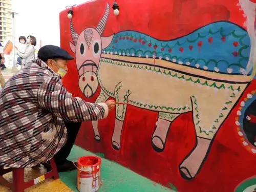 ▲彩虹爺爺黃永阜一手打造彩虹眷村成為國際知名景點，傳出昨（23）日下午在家中辭世。（圖／台中市政府提供，2024.01.23）