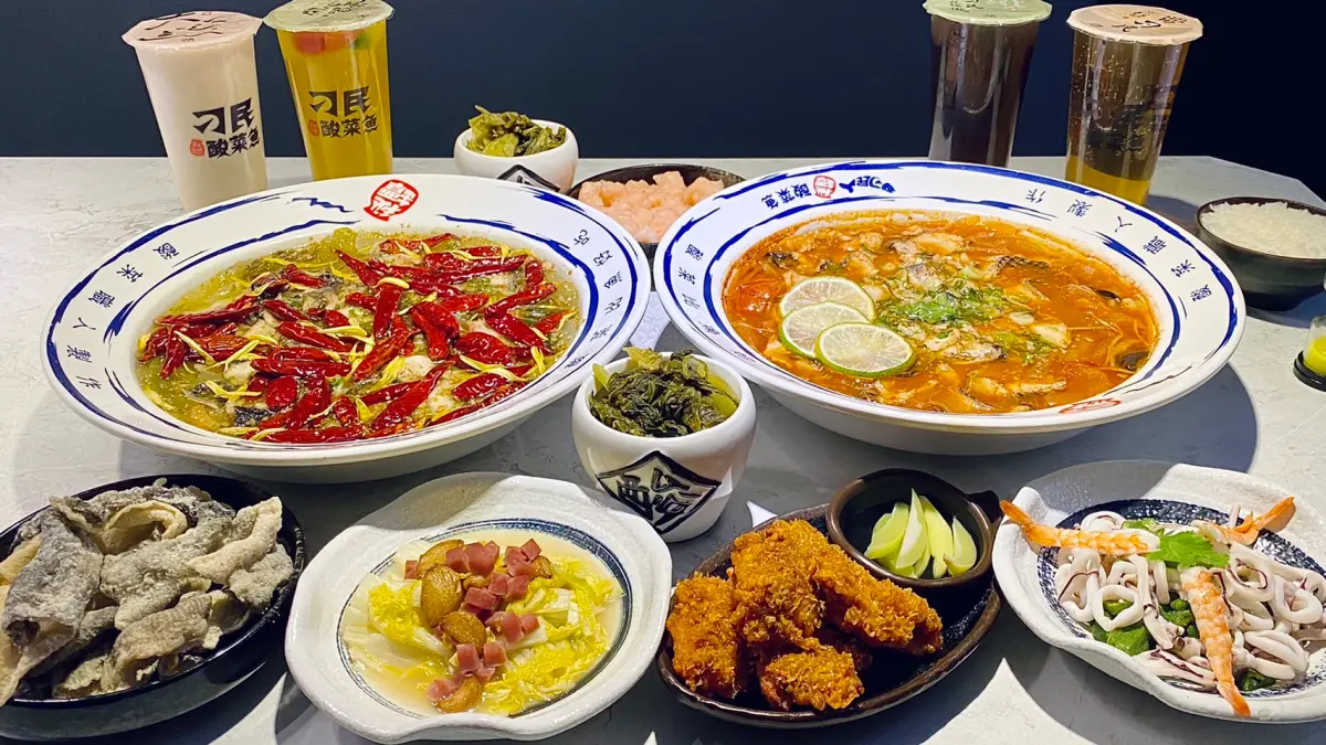 ▲刁民酸菜魚進駐台北西門町開幕一個月就吸引3萬人朝聖，無法訂位、創下最久排隊5小時紀錄；下午3～4點離峰時段能最快吃到。一次整理必吃蝦滑、炸雞、神級奶茶等人氣餐點，開賣冷凍包。（圖／記者蕭涵云攝）