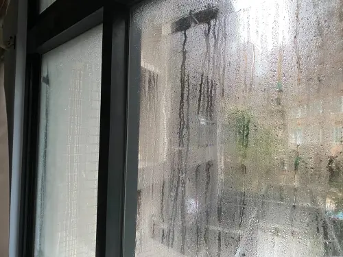 ▲最強寒流來襲,窗戶「水流成河」超慘,達人分享抹4物可解,但想徹底解決困擾,得更換雙層玻璃式窗戶才行。(圖/記者徐銘穗攝) ▲最強寒流來襲,窗戶「水流成河」超慘,達人分享抹4物可解,但想徹底解決困擾,得更換雙層玻璃式窗戶才行。(圖/記者徐銘穗攝)