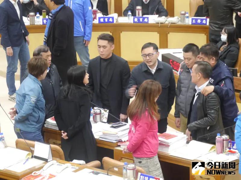 ▲新北市議會民進黨團提出變更議程要求侯友宜出席補做報告，藍、綠、無黨黨團協商仍未有共識。（圖 ／記者吳嘉億攝，2024.01.23）