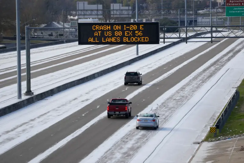 ▲美國聯邦公路局認為太長或太幽默的標語可能會讓駕駛分心，因此要求電子號誌牌上的標語「不要搞笑」。（圖／美聯社）