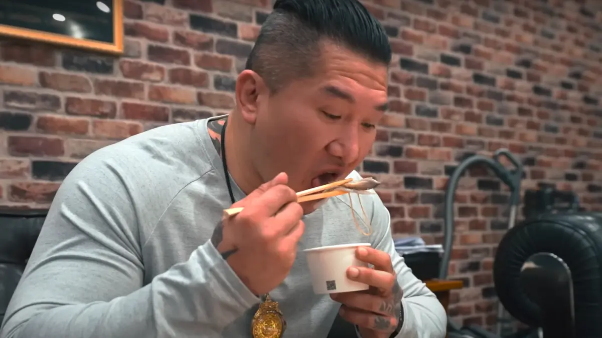 ▲「館長橡皮筋」登上Google熱搜，網紅館長（陳之漢）試吃超哥海鮮丼飯，被觀眾質疑誤吃橡皮筋。（圖／翻攝自館長YT）