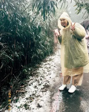 ▲蔡阿嘎員工跑到陽明山上蒐集雪給老闆吃。(圖/蔡阿嘎IG) ▲蔡阿嘎員工跑到陽明山上蒐集雪給老闆吃。(圖/蔡阿嘎IG)