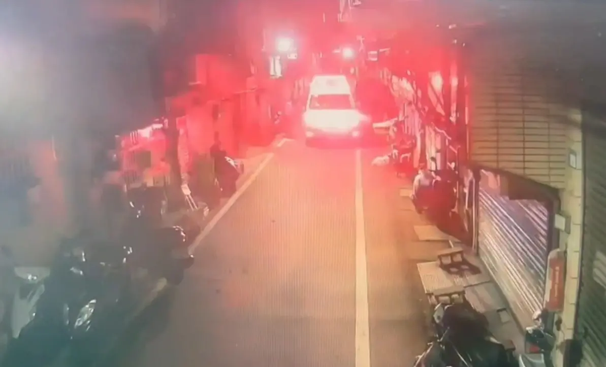 ▲22日深夜，新北市三重區某民宅發生命案，葉男疑飲酒後情緒不穩，與鄭男因使用充電線而發生爭吵，葉男暴怒之下徒手毆打鄭男，造成其倒地失去生命跡象，送醫搶救宣告不治。（圖／翻攝畫面）