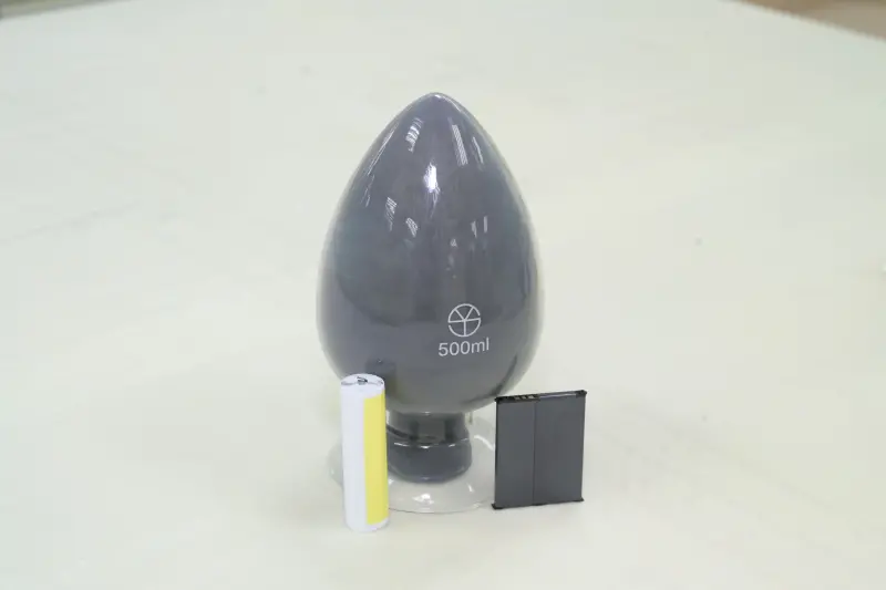 ▲「石墨碳微球」產品是鋰電池負極材料的重要成份，可廣泛應用於電動巴士及儲能櫃等所需的儲能裝置。（圖／中鋼提供）