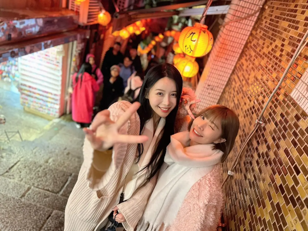 ▲韓國高人氣啦啦隊女神「全民表妹」李雅英，日前趁著休兵日與同為電豹女的好友艾融暢遊九份老街及基隆夜市。（圖／台啤雲豹球團提供）
