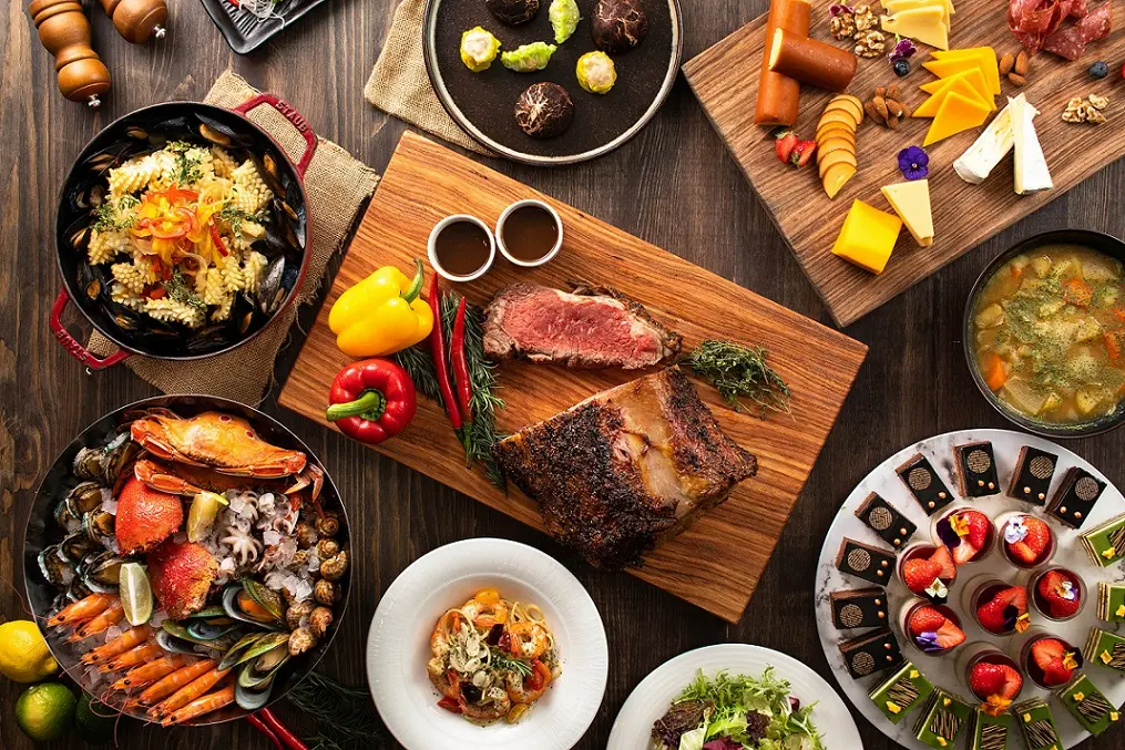 ▲台北新板希爾頓酒店二樓「Market Flavor 悅．市集全日自助餐廳」推身分證碰碰對優惠活動，對中身分證513、514三碼數字，享四人同行一人免費吃到飽。（圖／新板新爾頓提供）