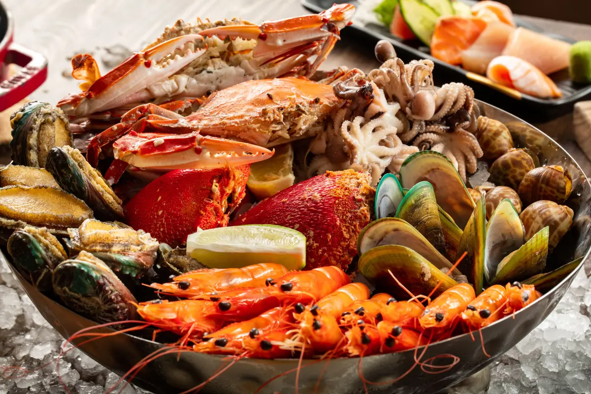 ▲一組客人狂掃了10公斤的海鮮回家，讓店家氣得直接報警。（圖／報系資料照）