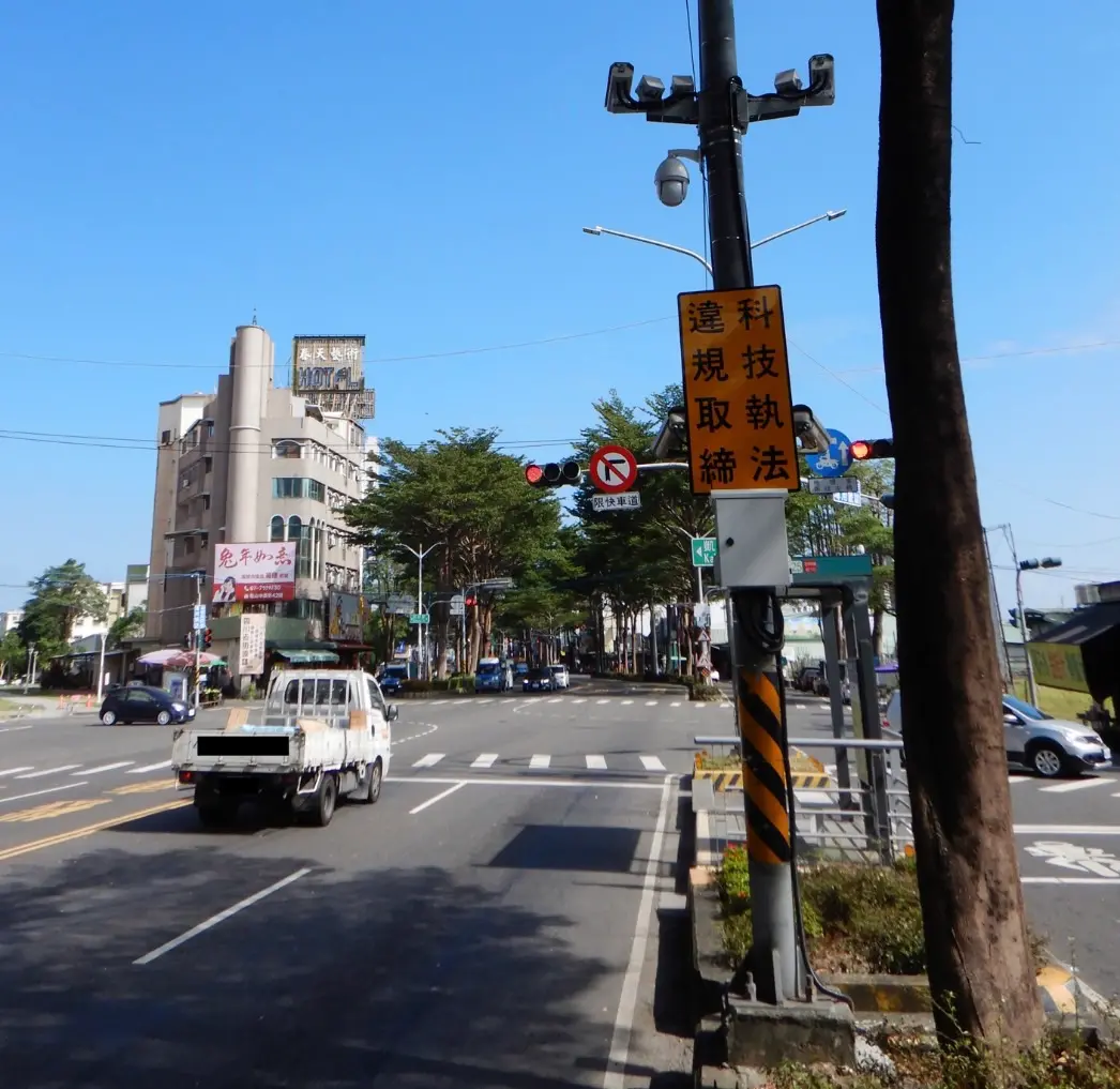 ▲高市警局篩選進1年包括鳳山區鳳松路/經武路等易違規路口將設置科技執法設備，自113年1月25日至1月31日為宣導期， 2月1日起正式啟用。(圖／高市警局交通大隊提供)