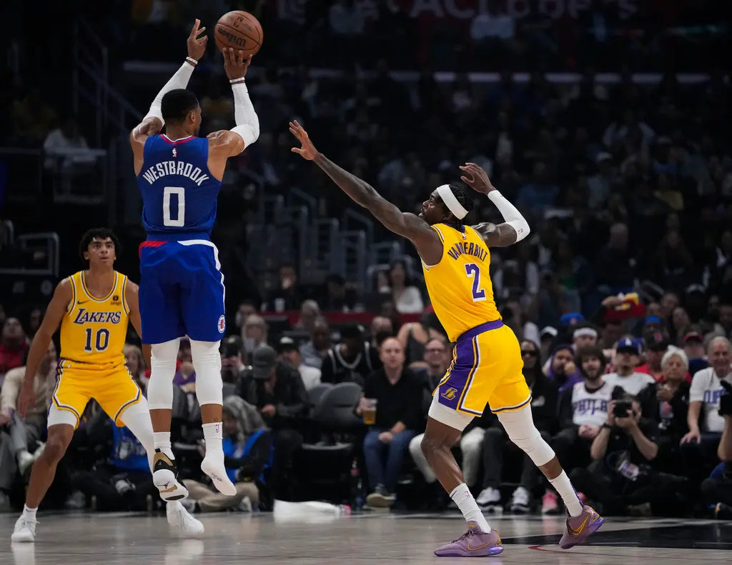 ▲「威少」Westbrook賽中突脫鞋，仍運球投進三分球。（圖／美聯社／達志影像）