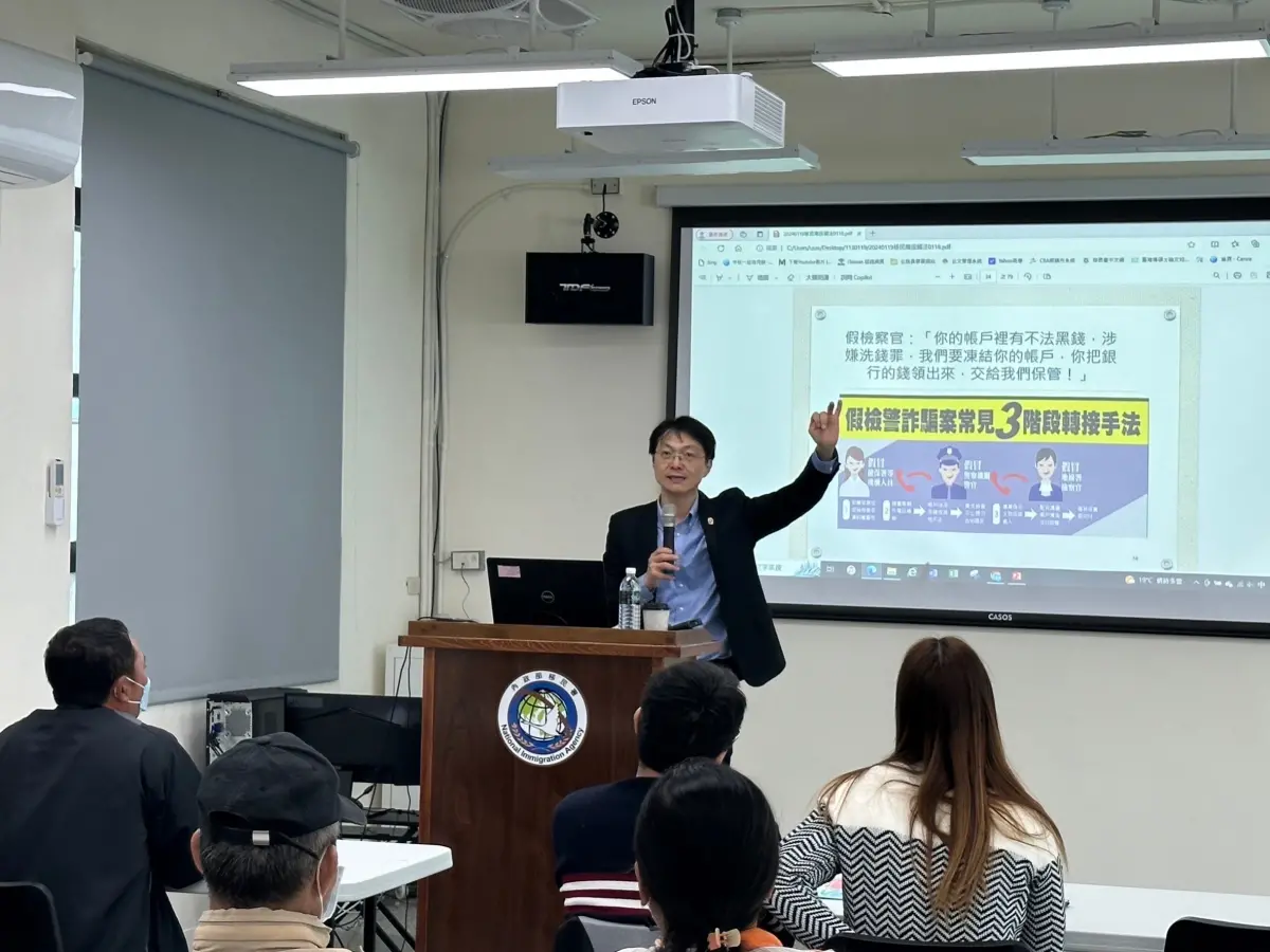 ▲ 台灣南投地方檢察署黃元冠檢察長到站，向新住民朋友現身說法防詐觀念。（圖／移民署提供）