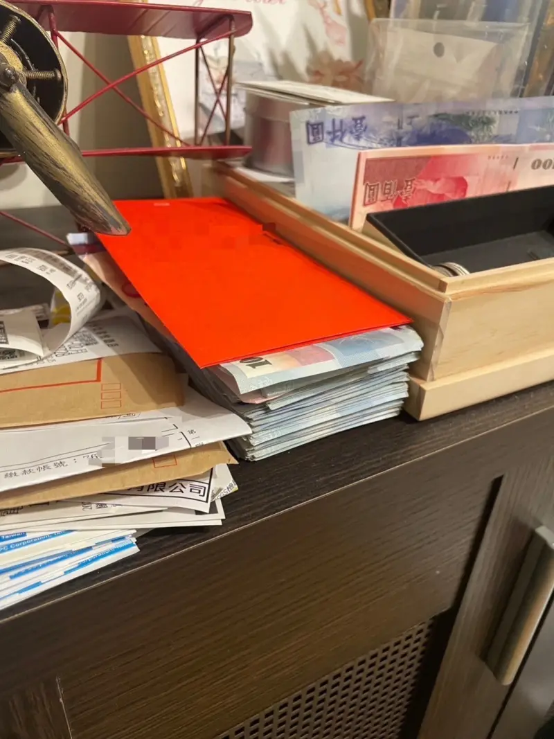 ▲虛擬貨幣投資詐騙集團犯嫌遭搜索扣押之現金不法所得(圖/翻攝照片)