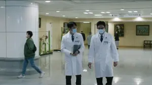▲胡宇威（左）、温昇豪在《打怪任務》對於醫院收確診病患立場相左。（圖／大愛提供）