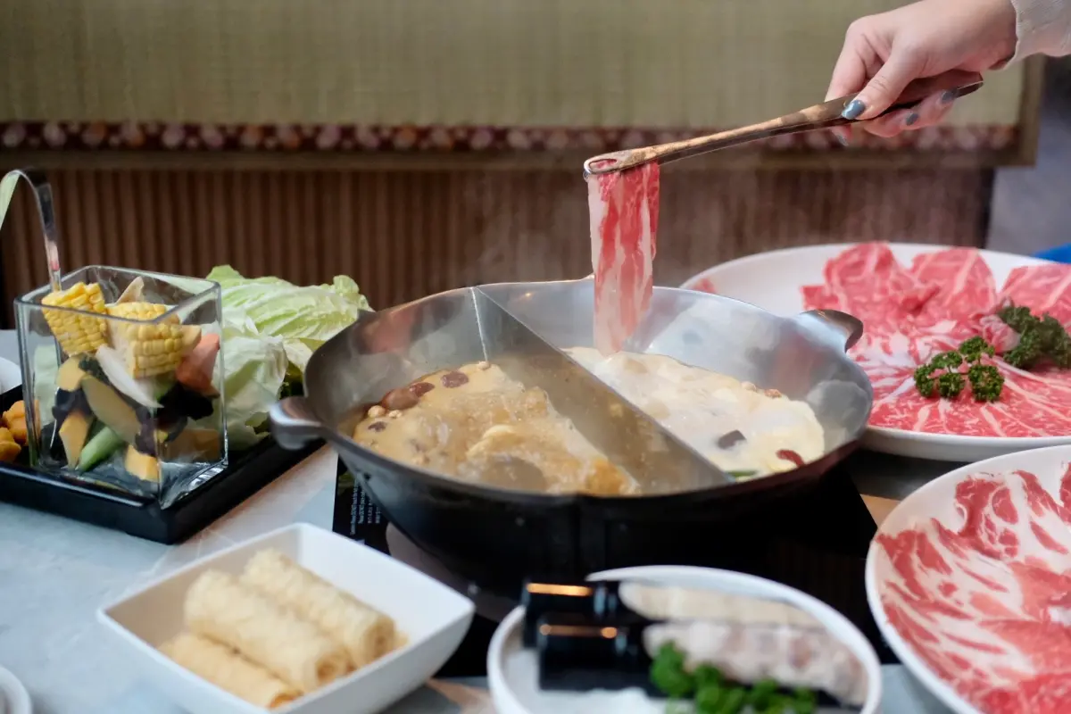 ▲「鼎王餐飲集團」旗下品牌「無老鍋」插旗永康商圈，與信義店一樣都是「複合式店型」，結合火鍋和手搖茶飲，新店明天開幕並推優惠，滿額送霜降牛，並有梅花豬買一送一等活動。（圖／記者葉盛耀攝）