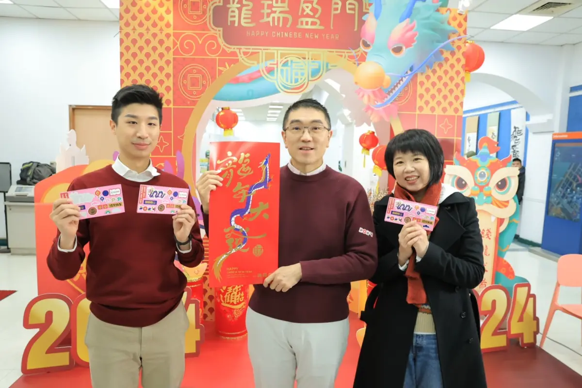 ▲謝國樑展示基隆2024甲辰年春聯「龍年大發」及1元紅包樣式。（圖 ／基隆市政府提供）