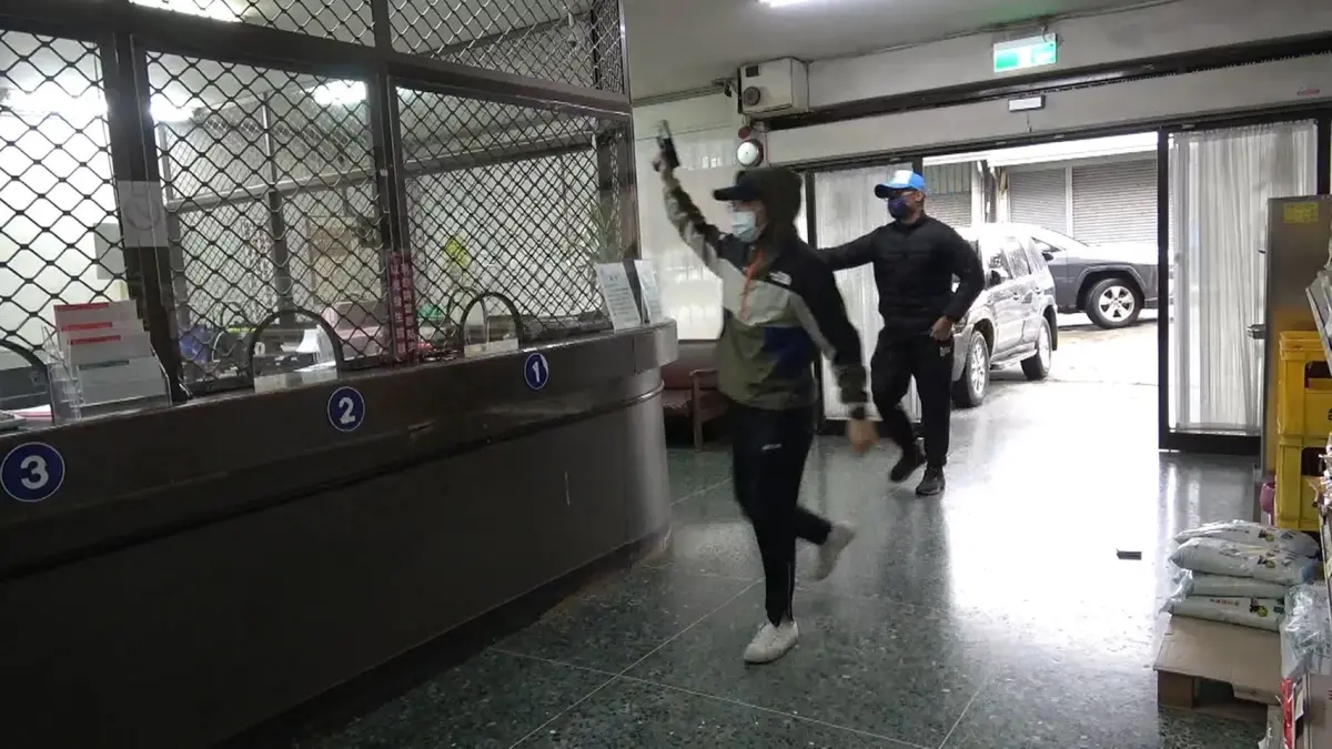▲嘉義縣警察局中埔分局實施金融機構防搶演練勤務，藉由「實際操作防搶演練」以提昇金融機構本身之自衛反應能力及加強員警機動性及警覺性（圖／嘉義縣警察局中埔分局提供）