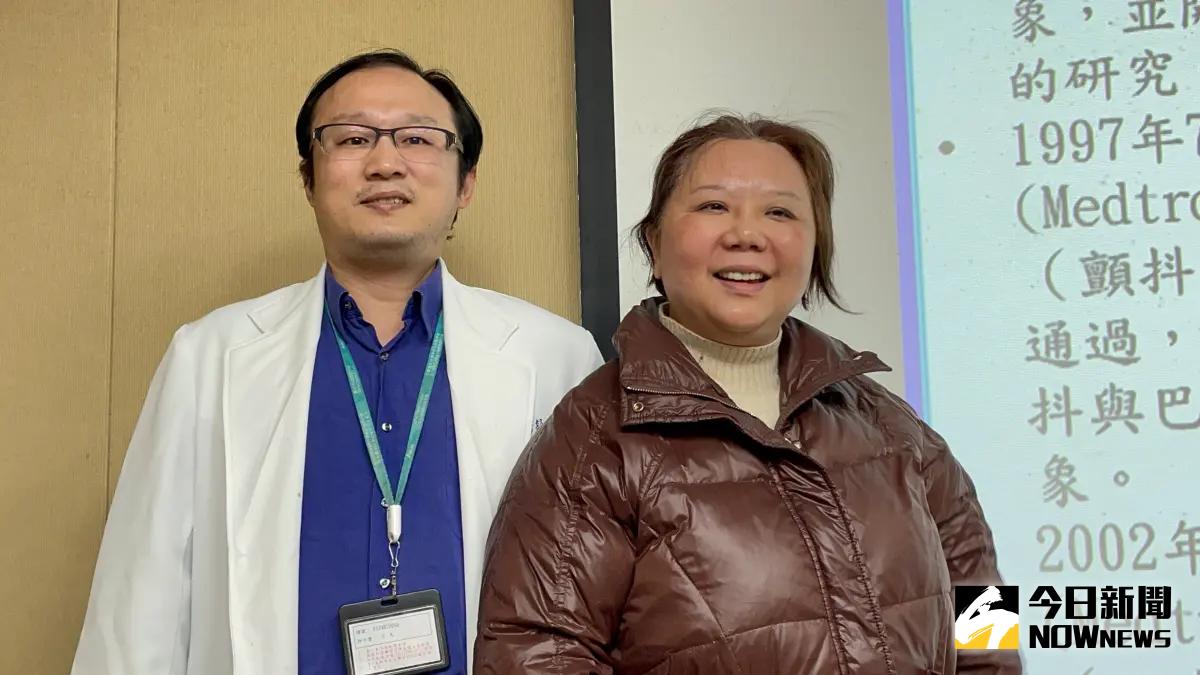 ▲57歲的龐小姐（右）曾因巴金森氏病動彈不得，但經過「腦深部電擊刺激術（DBS）」後，可以正常行動、還能打毛線、織毛衣。（圖／記者林志怡攝，2024.01.24）