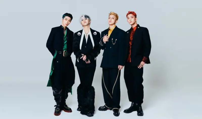 ▲▼U:NUS蔡承祐(上圖左一、下圖)掏腰包買自己的專輯。(圖/滾石唱片提供)