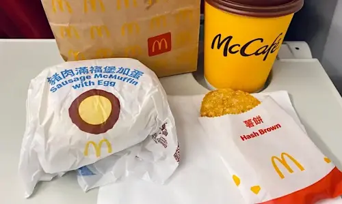 請願成功!麥當勞「滿福堡」一整天隨時起床都能吃:明年4/1見 ▲網友在臉書請願「麥當勞薯餅、滿福堡24小時都要賣」逾4萬人響應。今台灣麥當勞正式作出回應,承諾2025年4月1日在麥當勞澎湖馬公餐廳「全天販售滿福堡」,不是愚人節玩笑。(圖/記者蕭涵云攝)