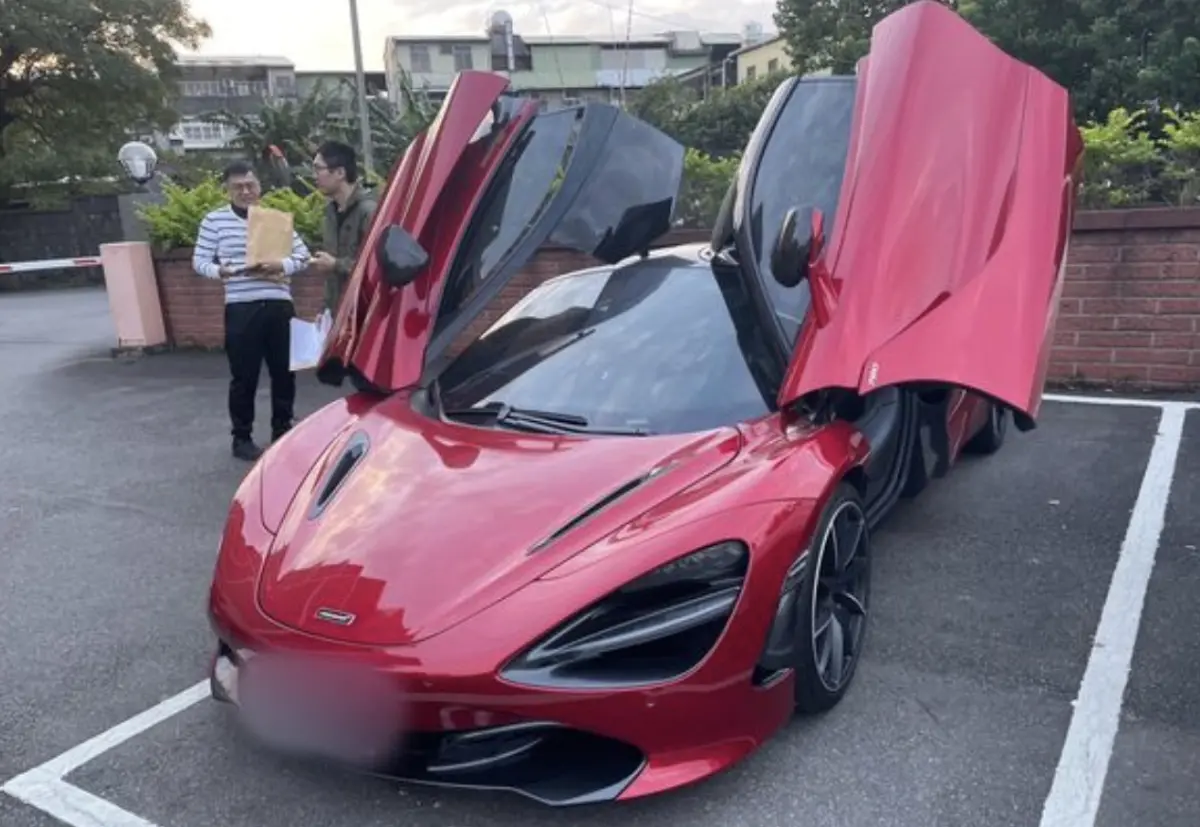 ▲新北警方在詐團受腦林耿宏女友住處，查獲1800萬麥拉倫跑車720S（圖／翻攝畫面）