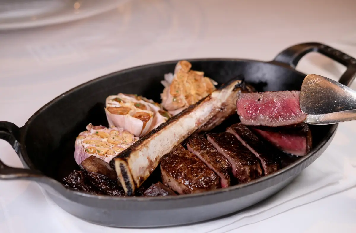 ▲A CUT這一季推出全台獨家的珍稀牛肉，即澳洲草飼純血和牛「A Legacy」，另搭配各式發酵元素的料理，冬季新菜「酵•藏」即日起推出。（圖／記者葉盛耀攝）