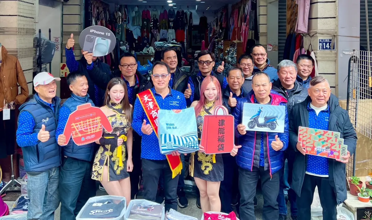 ▲農曆春節腳步近，台中天津年貨大街26日起開賣，27日限量福袋首獎祭出iphone15。（圖／記者金武鳳攝，2024.1.24)