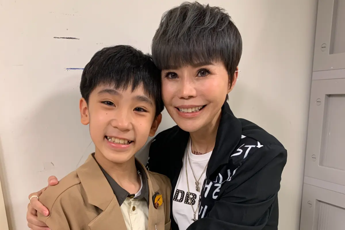 ▲《超級紅人榜》史上年紀最小冠軍，12歲鄧品硯（左）成功發行單曲，右為節目導師詹雅雯。（圖／三立提供）