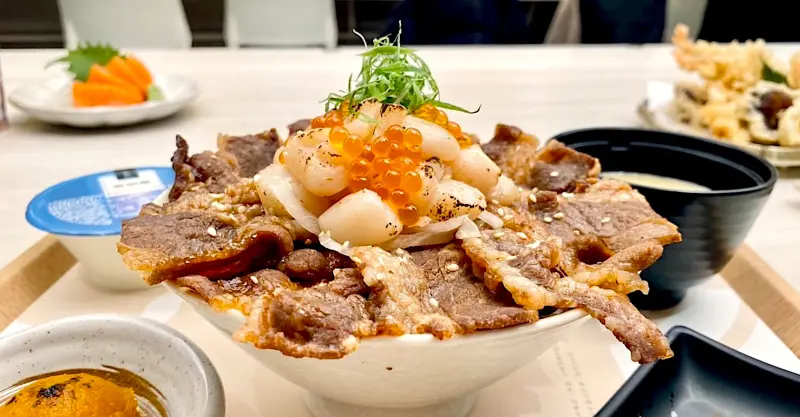 ▲台中人氣名店「老井極上燒肉」聯名爭鮮定食8，開賣老井特選鰻牛丼等3套丼飯定食，端出靈魂配菜「雞白湯、剝皮辣椒、紫蘇南瓜泥」，台北人不用再跑新竹了。（圖／記者蕭涵云攝）